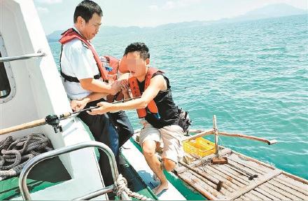 深圳男子乘木筏垂钓遭遇风浪，险些离岸