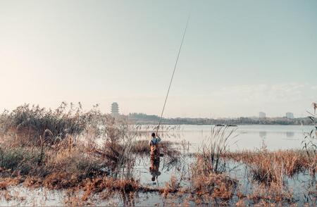 晨曦映照的钓鱼智慧：选择深水还是浅水？
