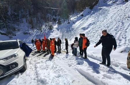 雪山上的16人陷入困境，救援人员历经3小时徒步紧急施救
